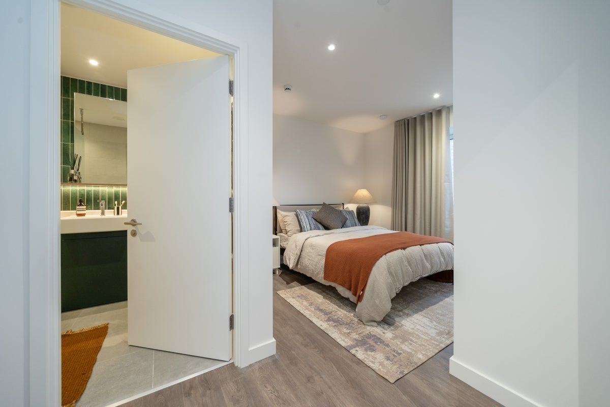 Flat Ribbon Lane in Greater London