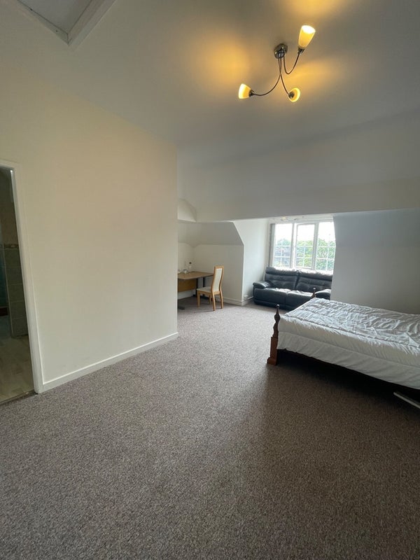 Room Duncan Road in Manchester
