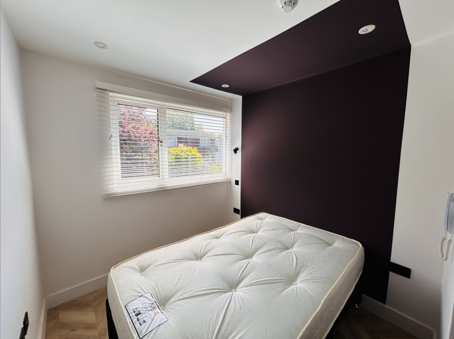 Room Shinwell Walk in Crawley