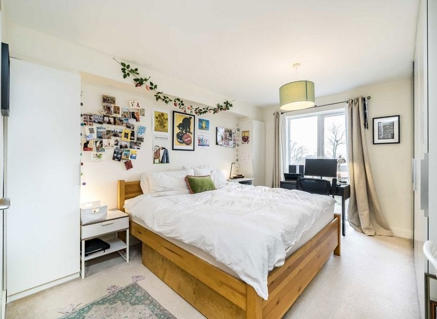 Flat Belthorn Crescent in Greater London