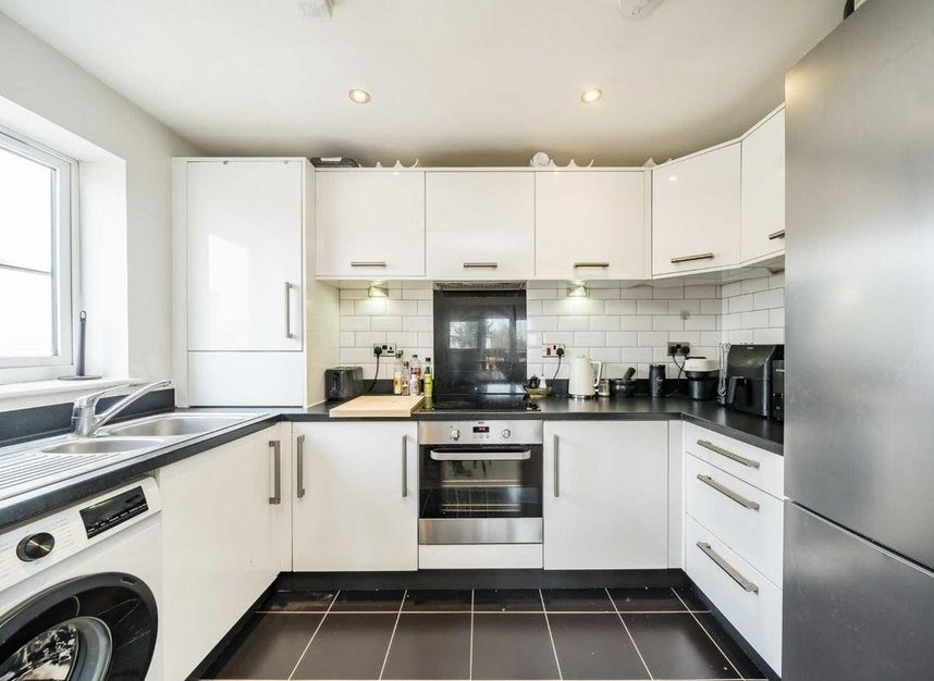 Flat Belthorn Crescent in Greater London