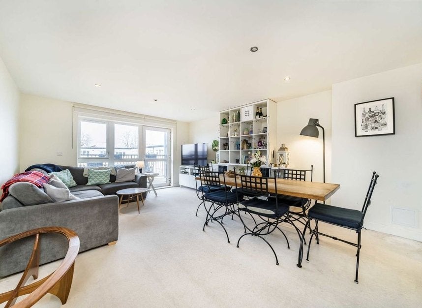 Flat Belthorn Crescent in Greater London