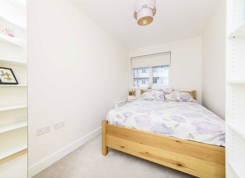 Flat Belthorn Crescent in Greater London