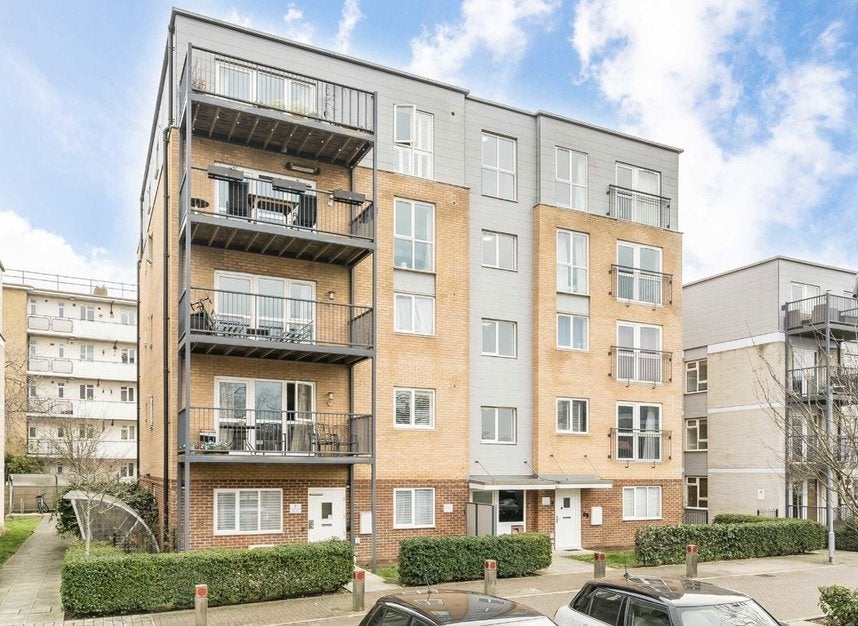 Flat Belthorn Crescent in Greater London