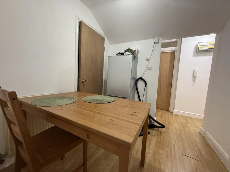 Room Court Street in Greater London