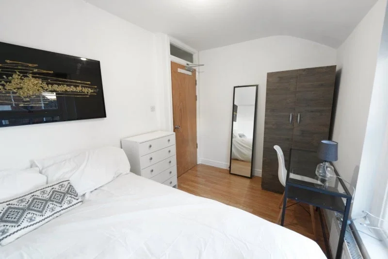Room Court Street in Greater London