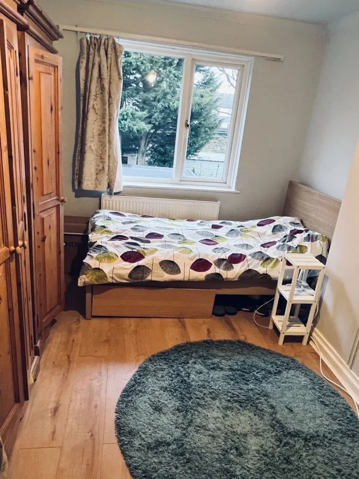 Room Manor Farm Road in Greater London