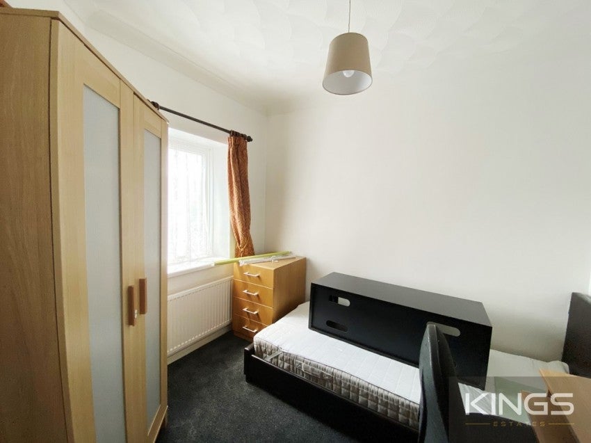 Flat Raven Road in Southampton