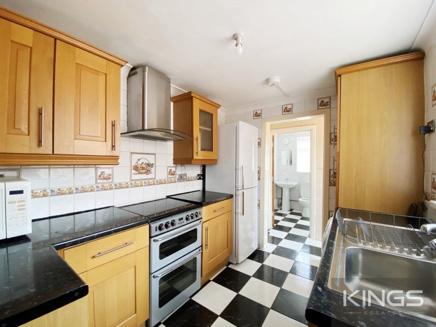 Flat Raven Road in Southampton