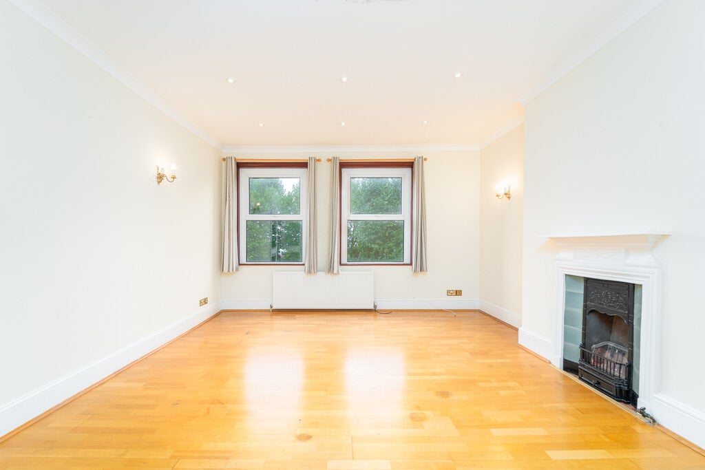 Flat Frognal Lane in Greater London