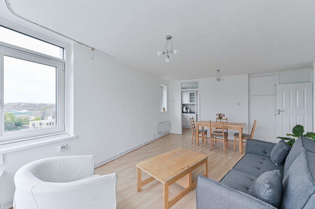 Flat Rodenhurst Road in Greater London