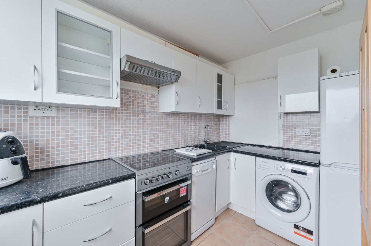 Flat Rodenhurst Road in Greater London