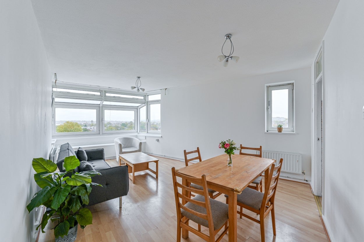 Flat Rodenhurst Road in Greater London