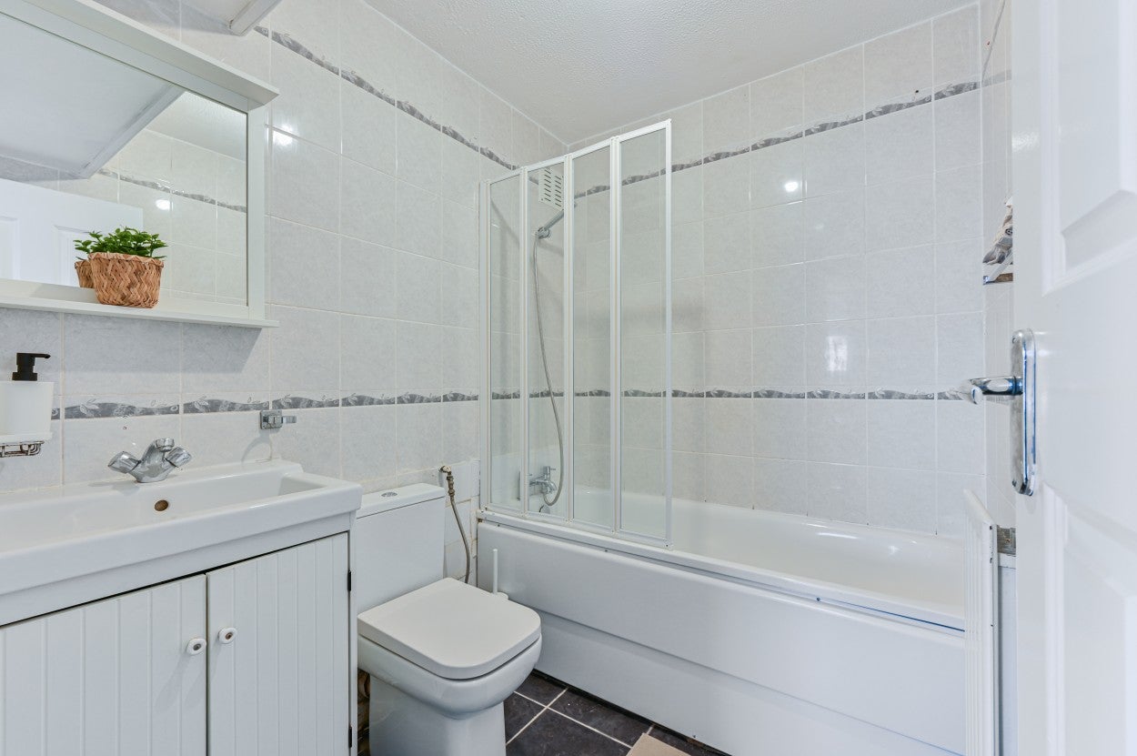 Flat Rodenhurst Road in Greater London