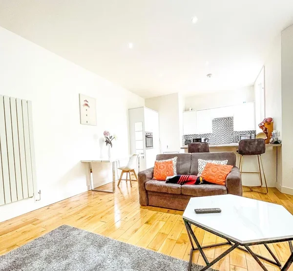Flat Garrison Close in London