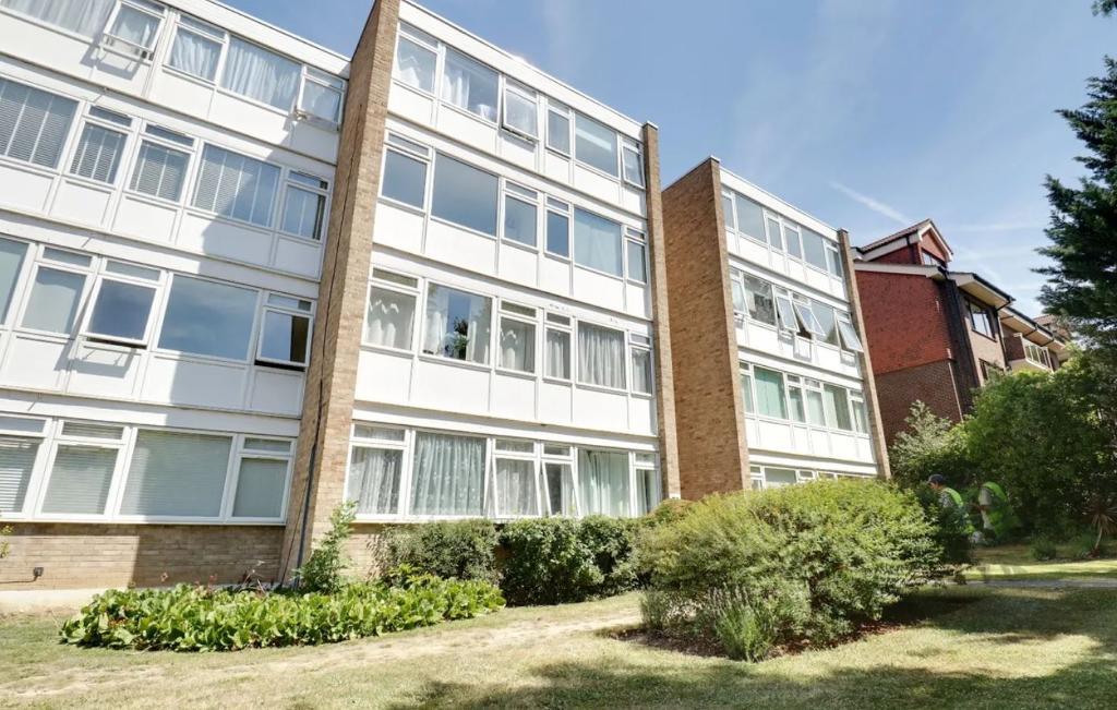 Flat Albemarle Road in Greater London