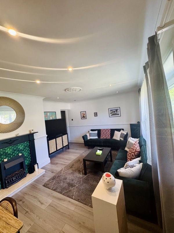 Room Firrhill Drive in City of Edinburgh