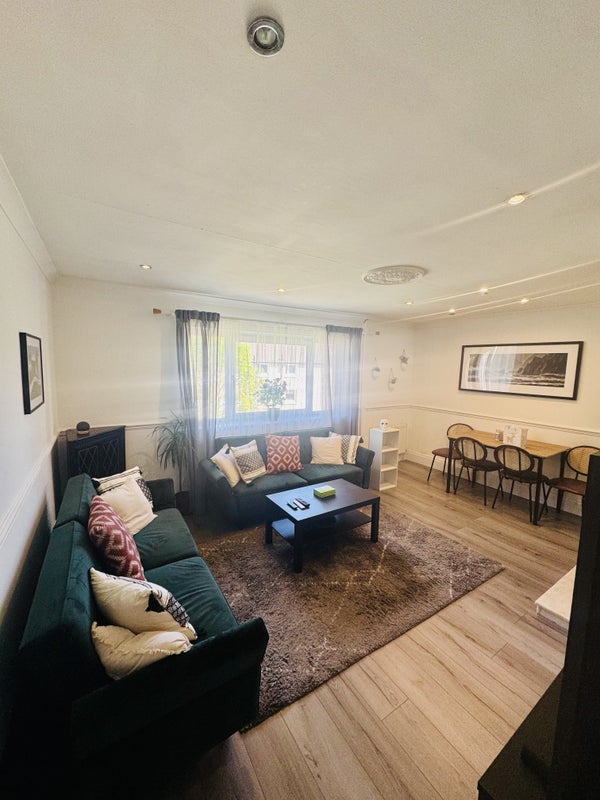 Room Firrhill Drive in City of Edinburgh