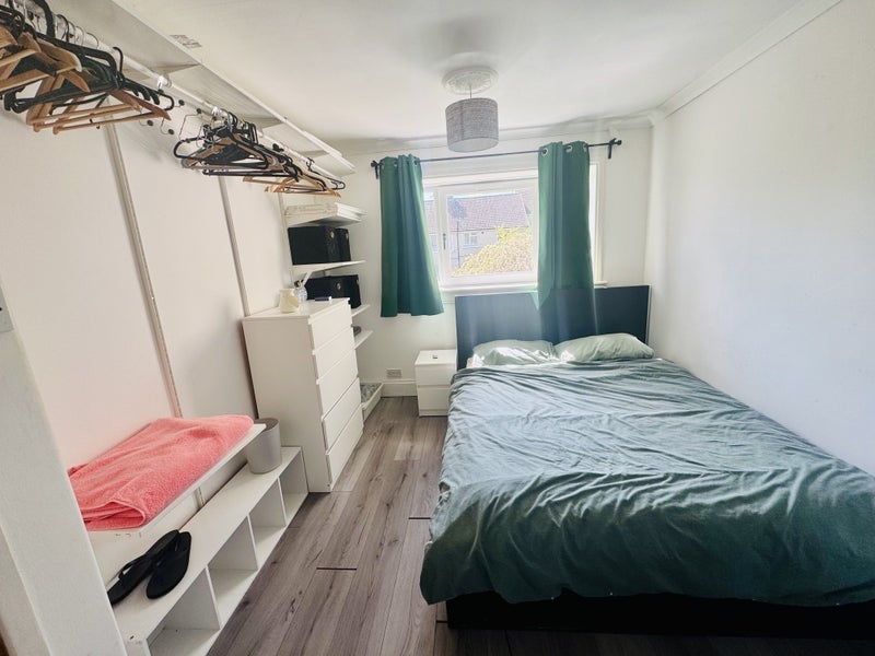 Room Firrhill Drive in City of Edinburgh
