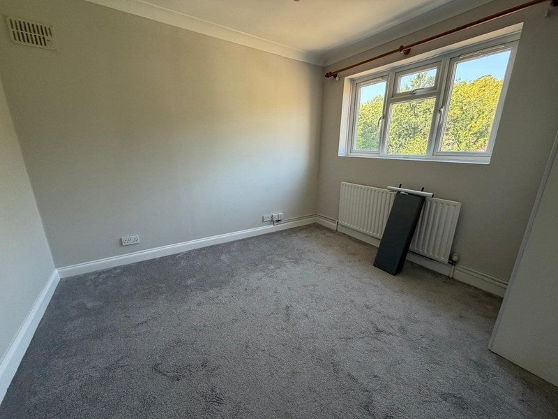 Flat Boswell Row in Caterham