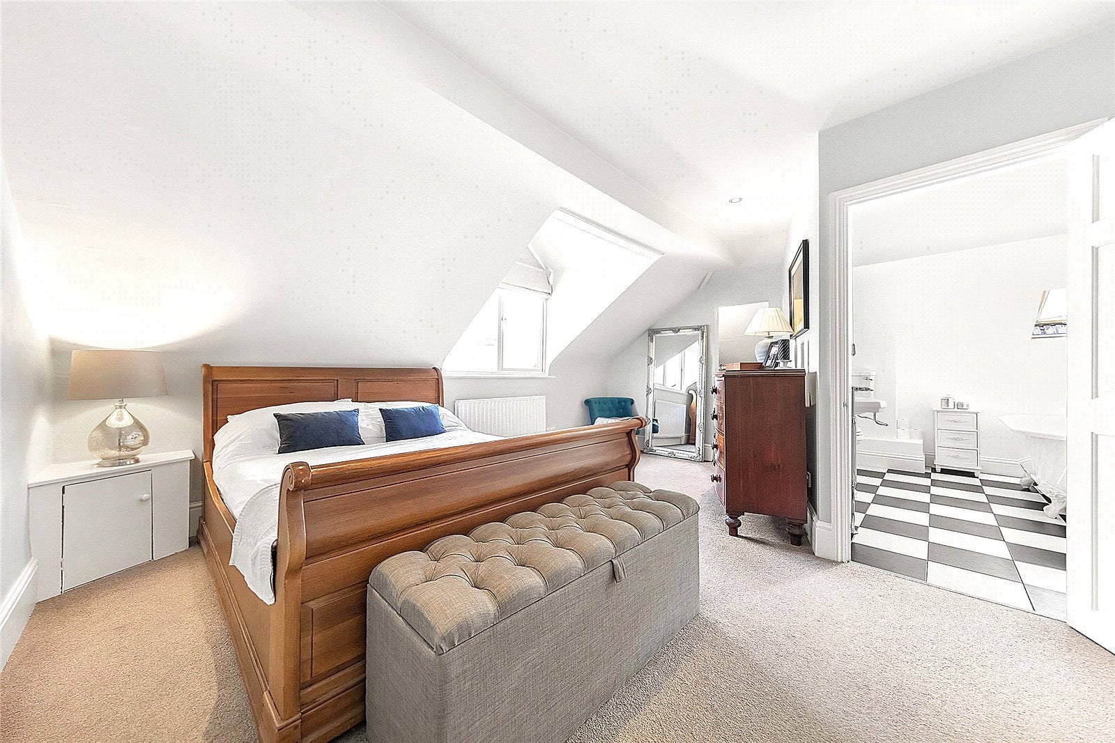 Flat Tierney Road in Greater London