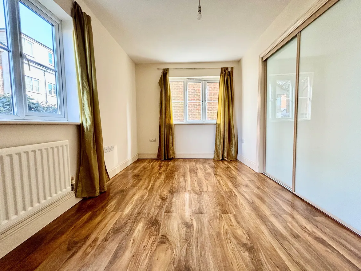 Flat Groombridge Drive in Rainham