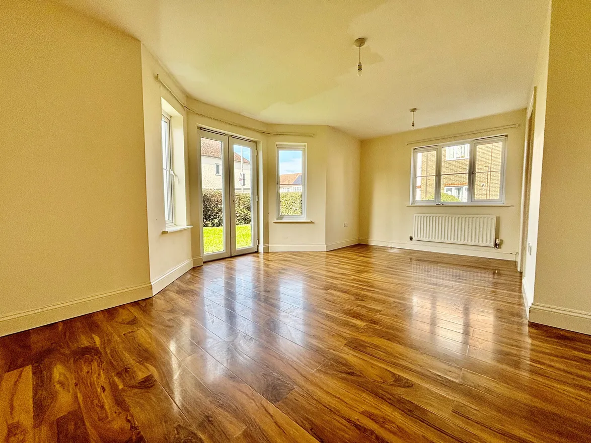 Flat Groombridge Drive in Rainham