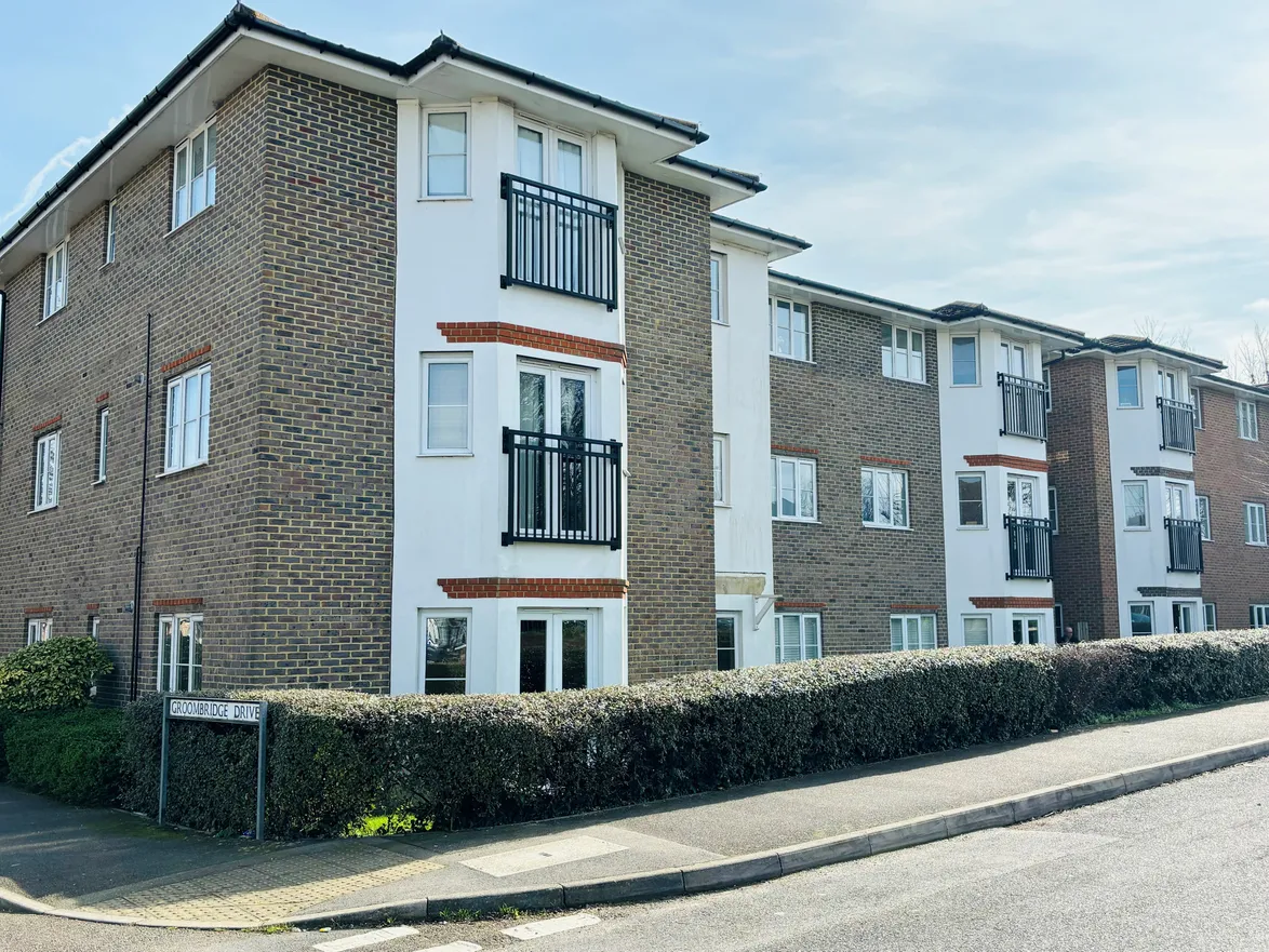 Flat Groombridge Drive in Rainham