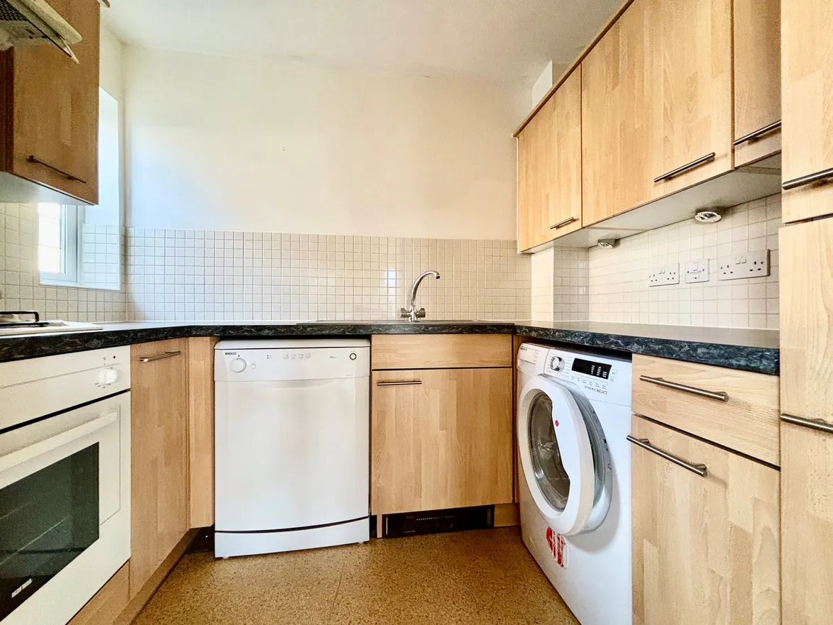 Flat Groombridge Drive in Rainham