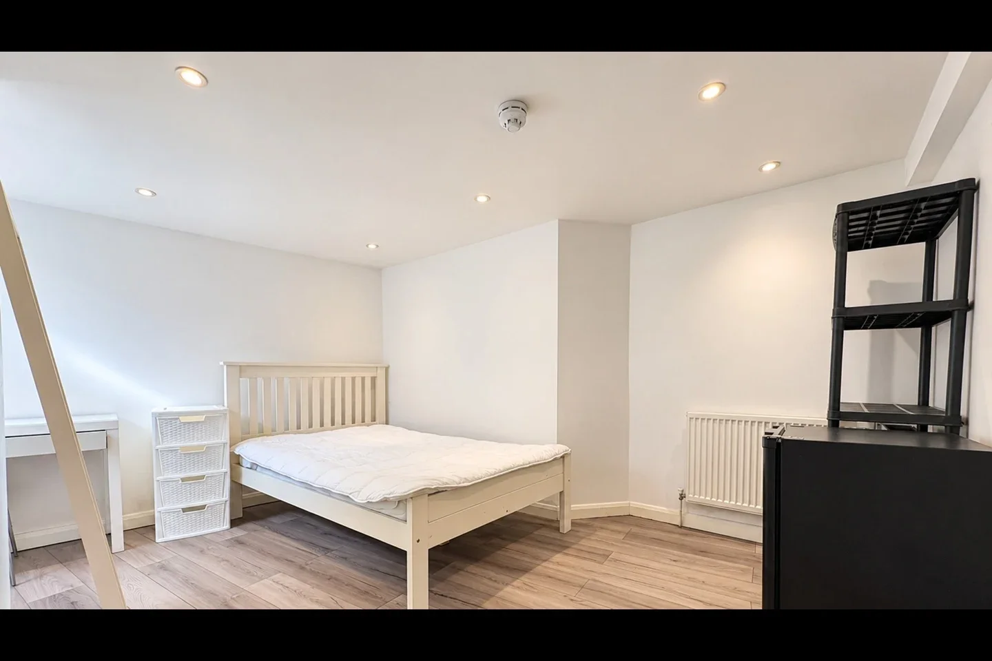 Flat Newington Butts in Greater London