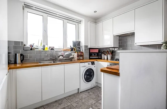 Flat Windlesham Grove in Greater London