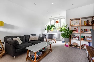 Flat Windlesham Grove in Greater London
