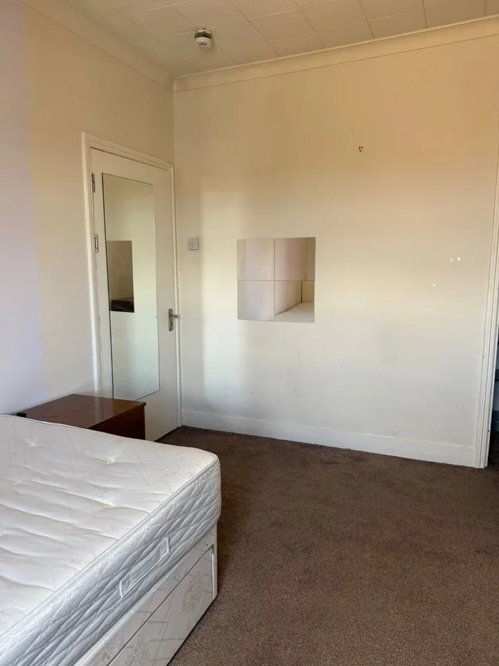 Room Churchfield Road in Greater London