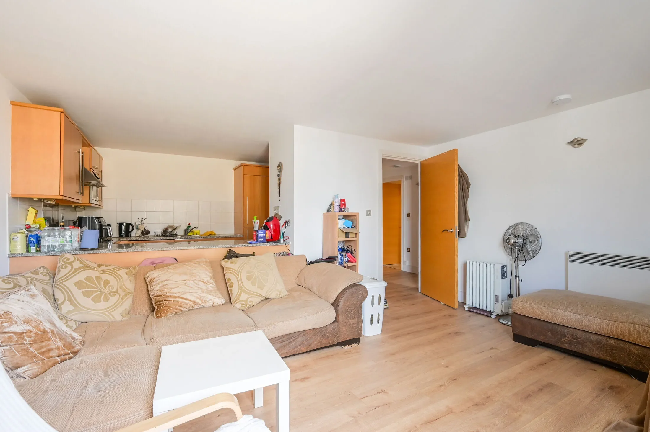 Flat Mulberry Street in Greater London
