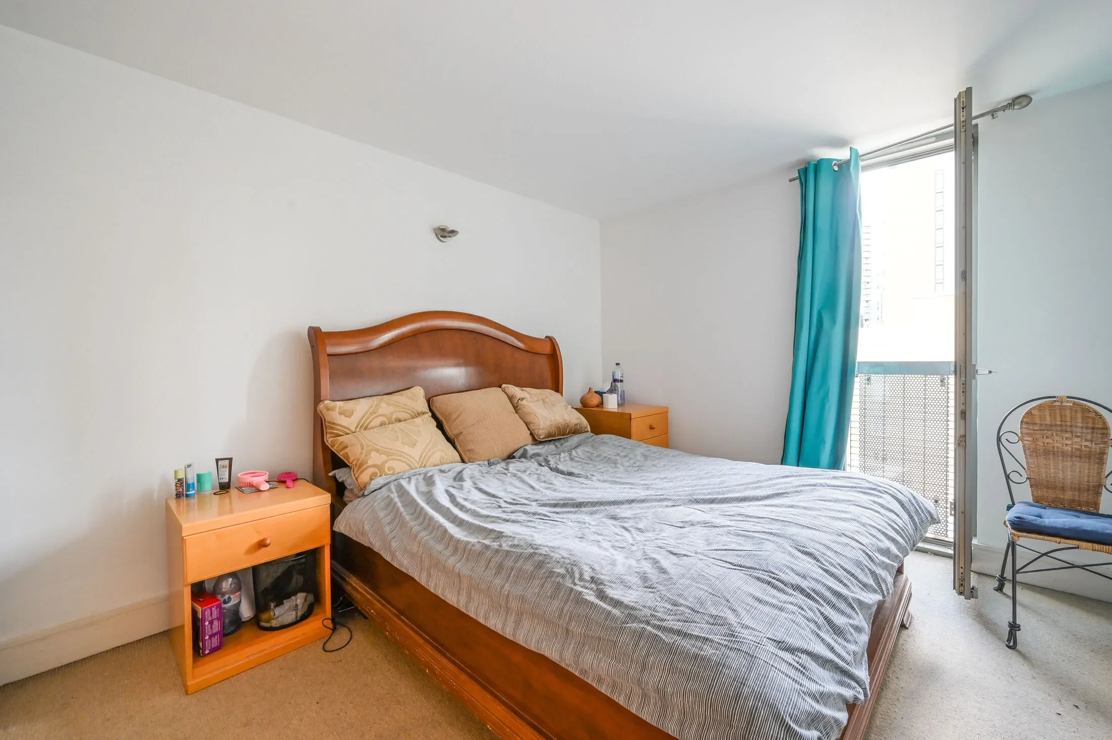 Flat Mulberry Street in Greater London