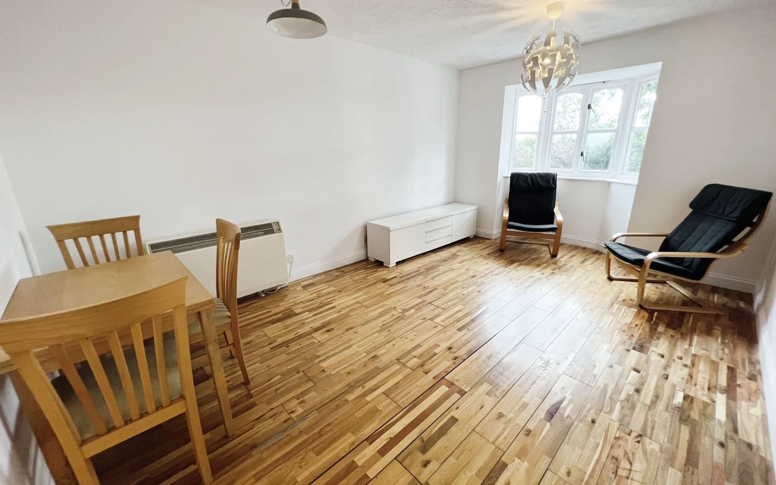 Flat Kenton Road in Greater London