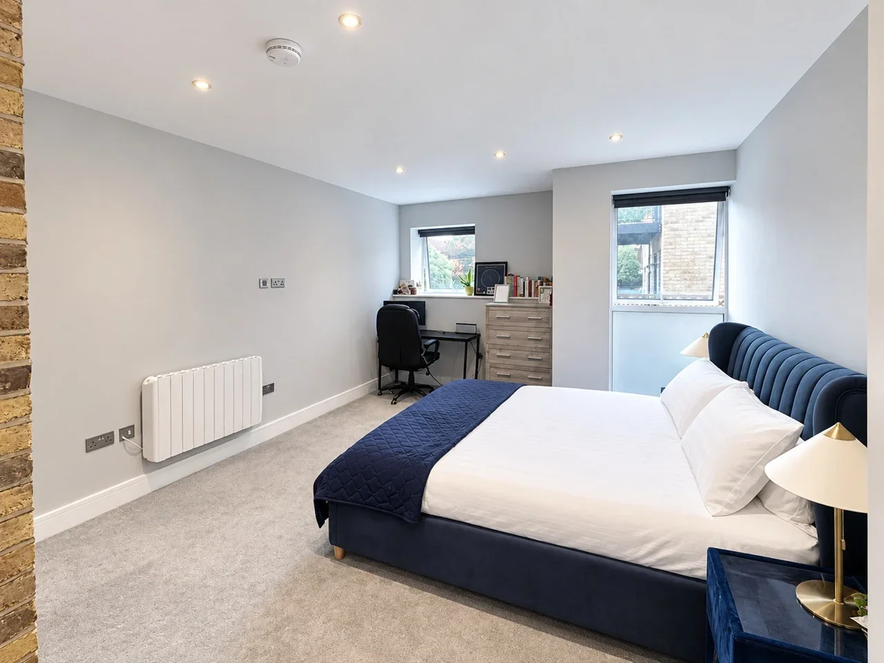 Flat Brownhill Road in Greater London