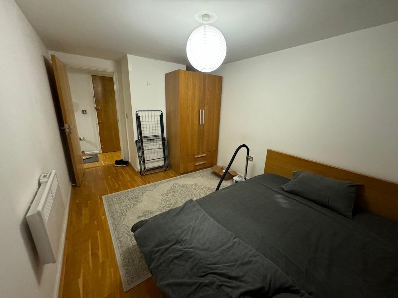Flat Broadway in Greater London