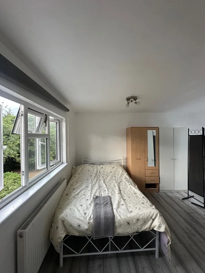 Room Farm Road in Greater London