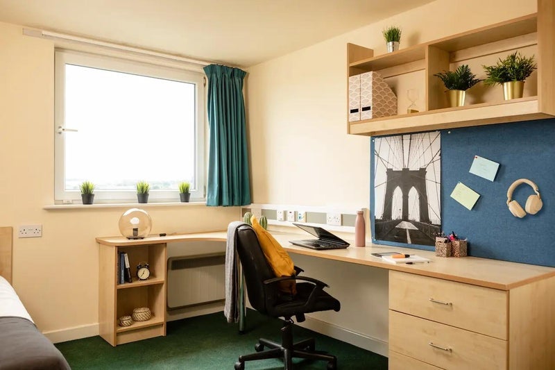 Room Burley Road in Leeds