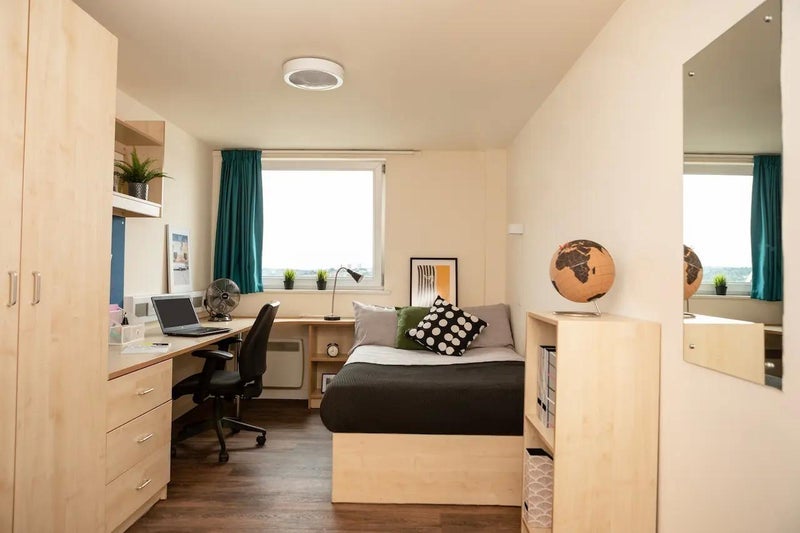 Room Burley Road in Leeds