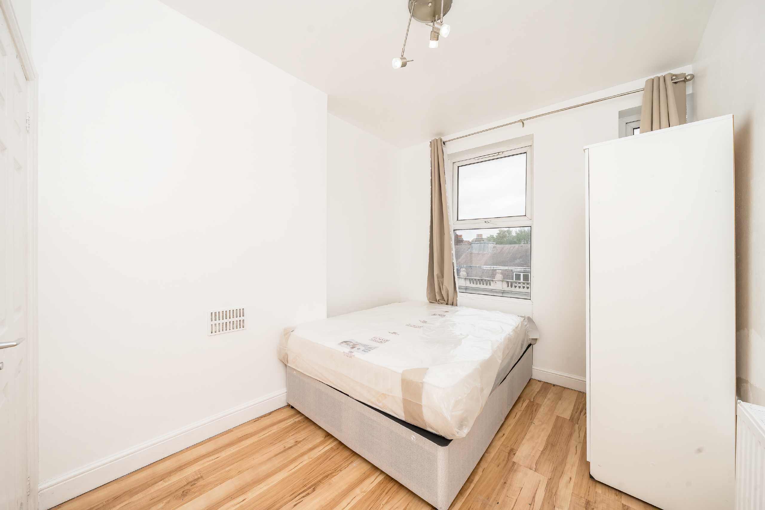 Flat Streatham High Road in Greater London