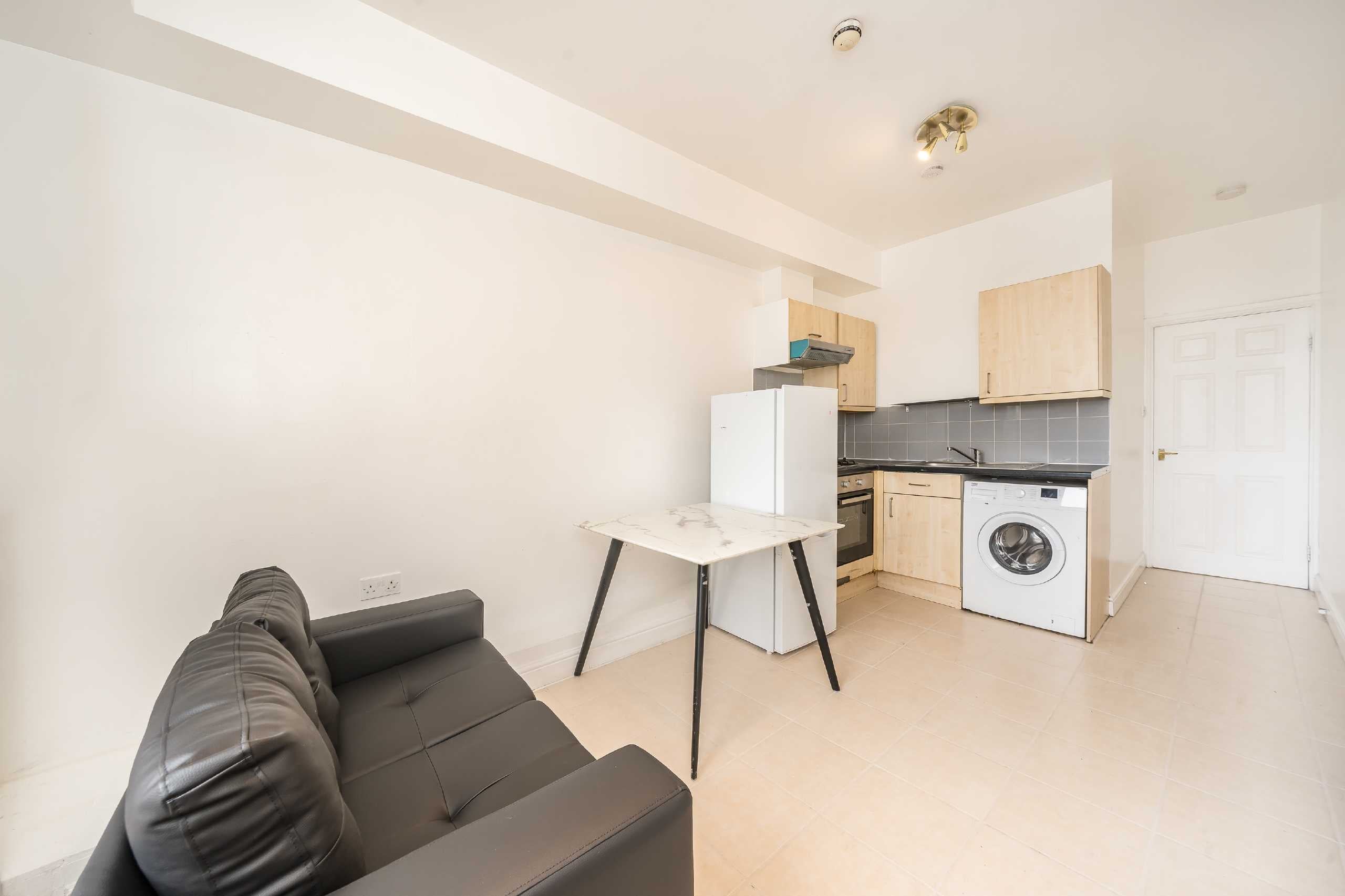 Flat Streatham High Road in Greater London