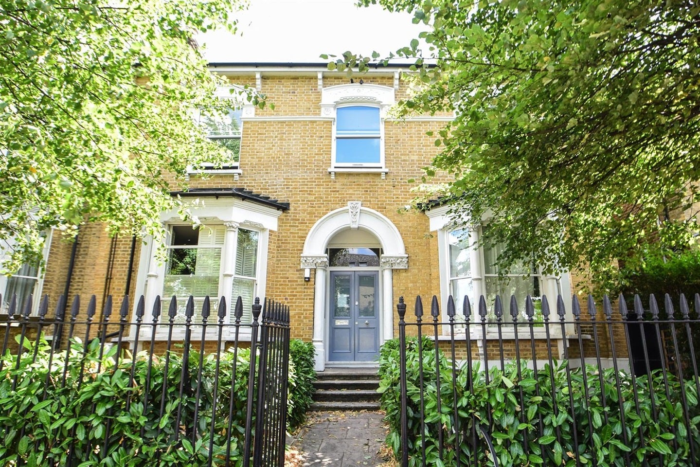 Flat Lordship Park in Greater London