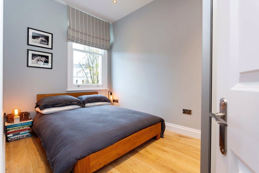 Flat Colville Gardens in Greater London