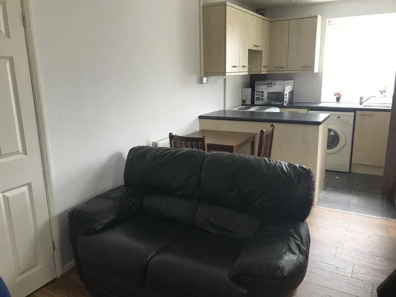 Room Lawrence Drive in Greater London