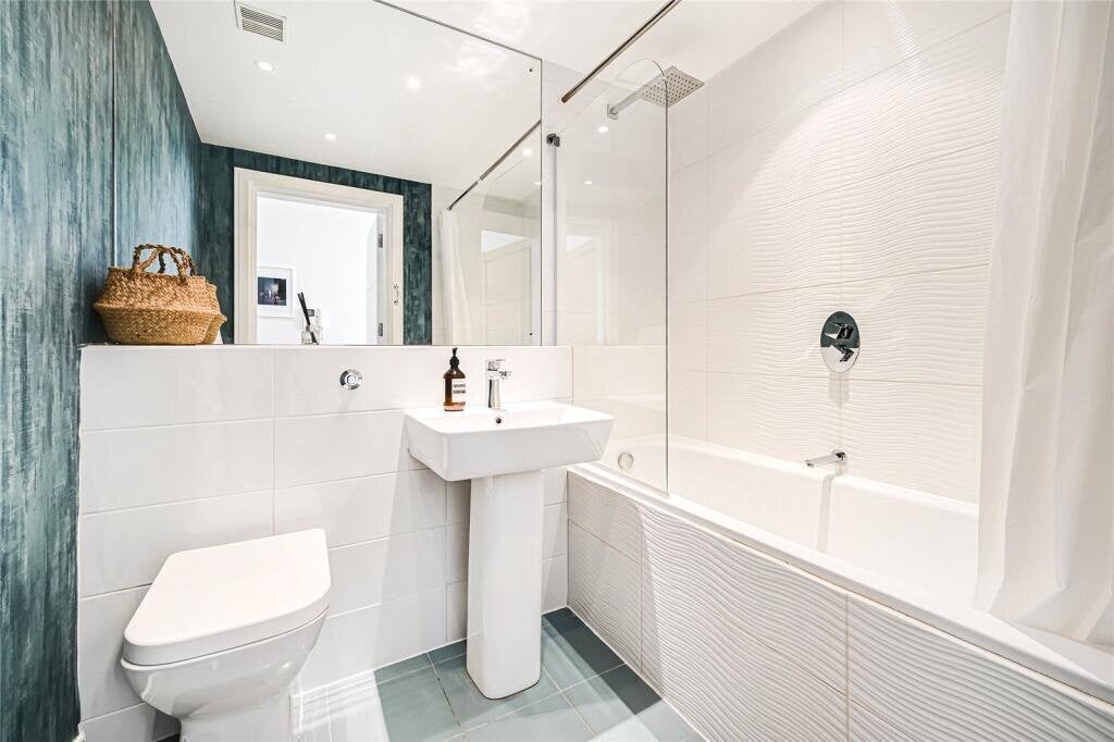Flat Grosvenor Road in City of Westminster