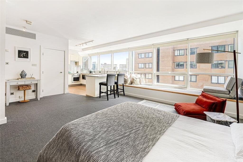 Flat Grosvenor Road in City of Westminster