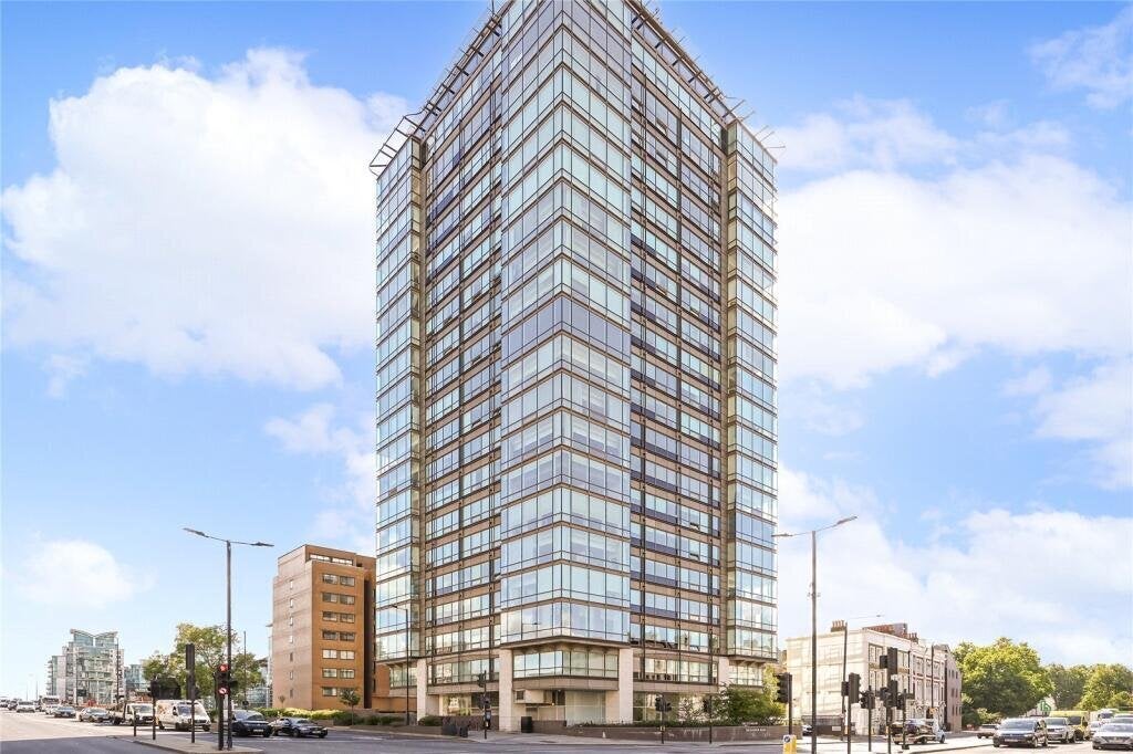 Flat Grosvenor Road in City of Westminster