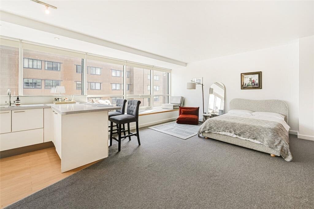 Flat Grosvenor Road in City of Westminster